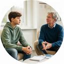 Jongerencoach tijdens een rustig gesprek met een tiener in Dalfsen